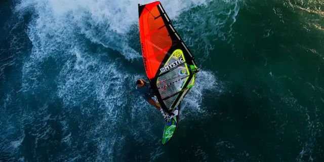 Ile trwa nauka windsurfingu? Poznaj czas potrzebny na opanowanie podstaw