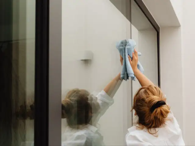 Jak myć okna bez płynu i skutecznie unikać chemii w domu