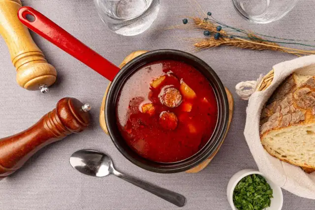 Jak ugotować zupę gulaszową, by zachwycić smakiem każdego gościa