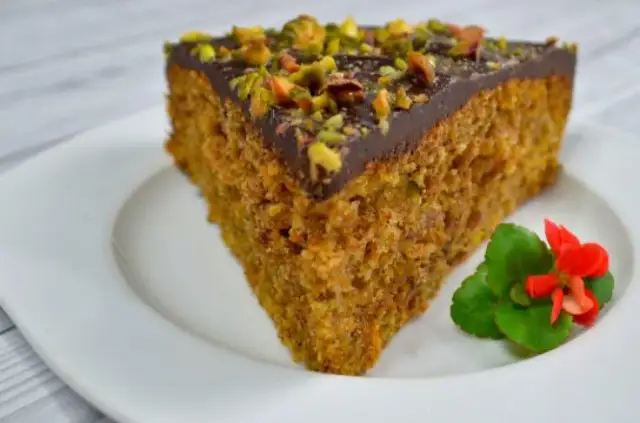 Najlepsze domowe ciasto marchewkowe z pistacjami: przepis krok po kroku