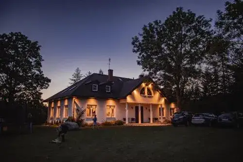 Dworek Dębina - Komfortowe noclegi blisko plaży i atrakcji