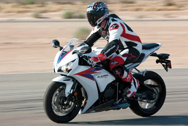 Honda CBR 1000RR ile do setki - zaskakujące osiągi i przyspieszenie