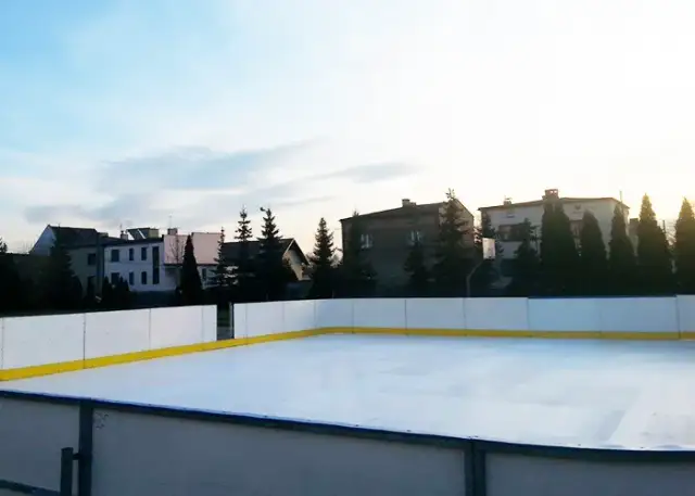 Lodowisko syntetyczne: 6 zalet całorocznego rozwiązania