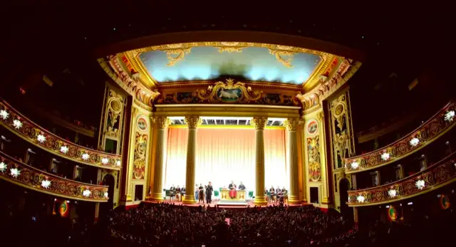 Zanurz się w świecie wielkiej opery - każdy akord to zwycięstwo!