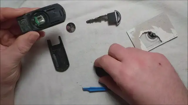 Jak łatwo wymienić baterię w kluczyku Mazdy 6 bez uszkodzeń – krok po kroku