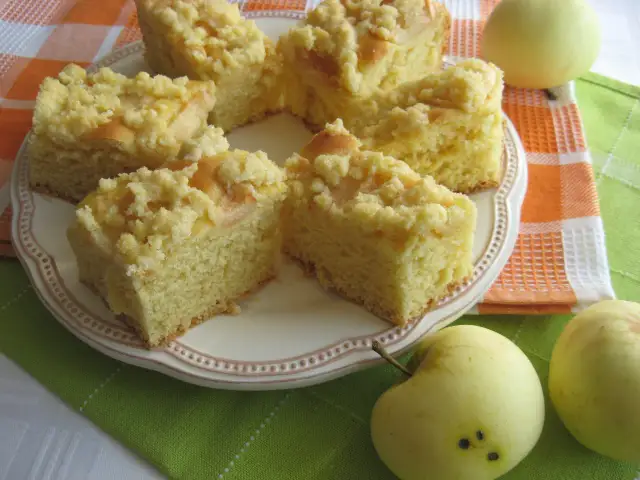 Ile piec placek drożdżowy? Prosty przepis i porady, by uniknąć błędów