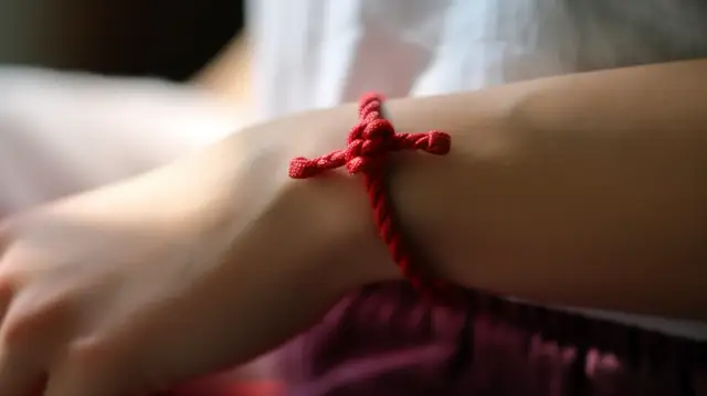 Bransoletka czerwony sznurek znaczenie - Najważniejsze informacje