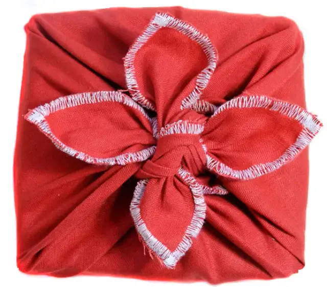 Jak zapakować poduszki na prezent w kreatywny i estetyczny sposób