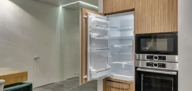 Ile kosztuje zabudowa lodówki? Ceny, montaż i najlepsze wybory.