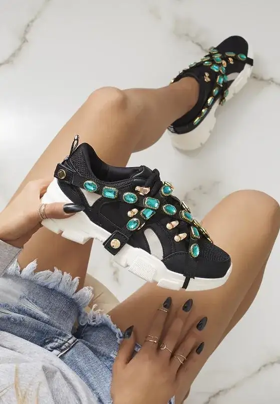 Do czego nosić sneakersy damskie: 7 stylizacji, które pokochasz