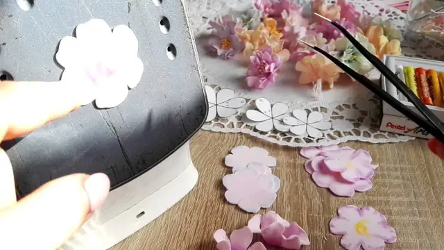 Jak łatwo zrobić dekoracyjne kwiaty z pianki – prosty poradnik krok po kroku