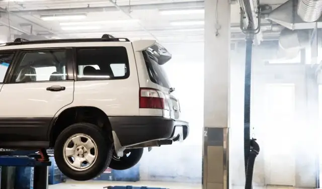 Co potrzebne do lakierowania samochodu? Kluczowe narzędzia i materiały