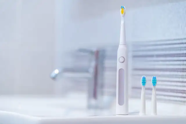 Czy szczoteczka soniczna jest lepsza? Porównanie, zalety i wady dla zdrowia zębów