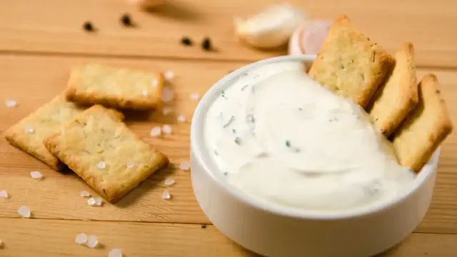 Jakie przyprawy do sosu czosnkowego? Odkryj sekrety smaku!