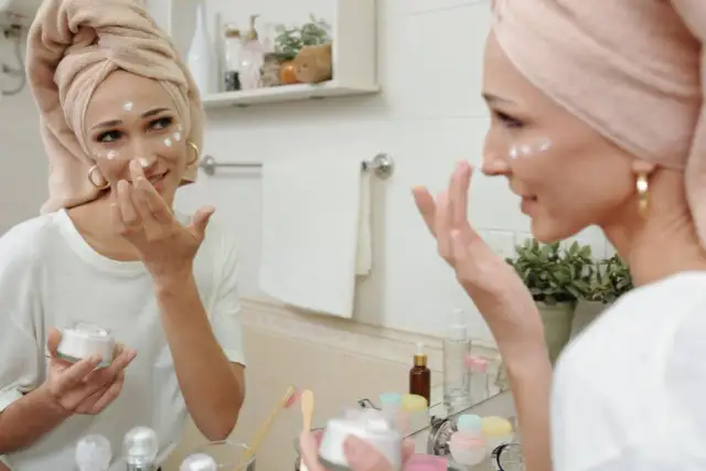 Naturalne sposoby na ujędrnienie skóry twarzy po 50 bez kosztownych zabiegów