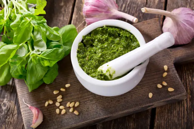 Jak zrobić dobre pesto – sekrety idealnego przepisu krok po kroku