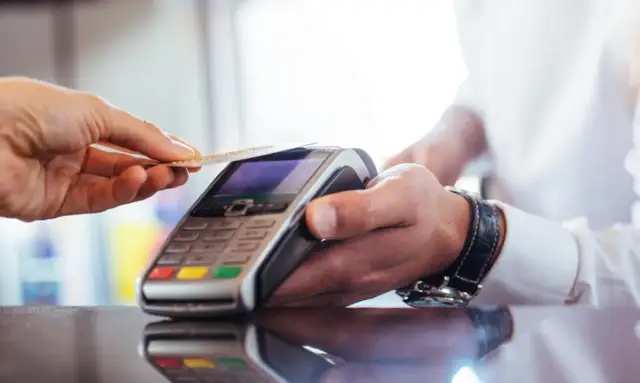 Visa czy Mastercard w mBanku – która karta jest lepszym wyborem?