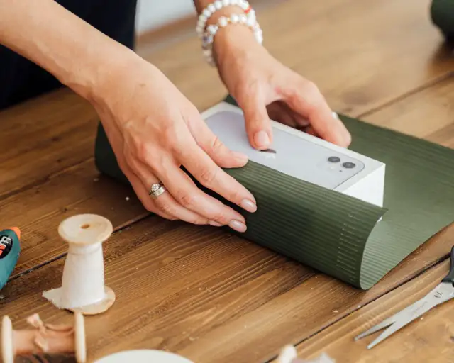 Jak zapakować czapkę na prezent - kreatywne pomysły i porady