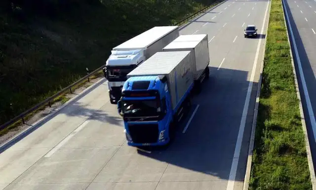 Czy ciężarówki mogą wyprzedzać na autostradzie? Sprawdź ważne przepisy i wyjątki