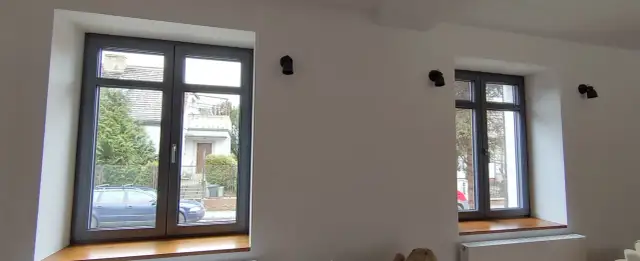 Jak wybrać idealne parapety wewnętrzne do ciemnych okien? Porady i inspiracje