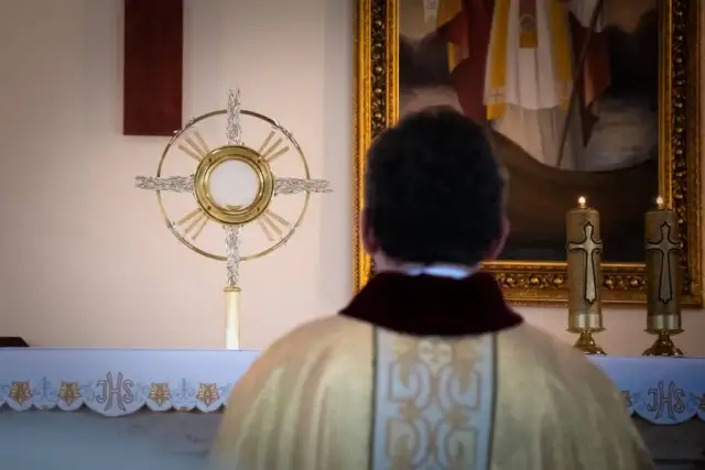 Ile kosztuje msza do dworu niebieskiego i jak ją zamówić? Sprawdź ceny i znaczenie