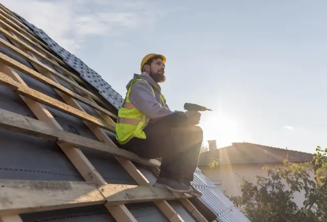 Jaka papa na deskowanie pod dachówkę – klucz do trwałego dachu