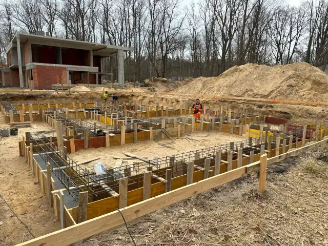 Jaki fundament pod dom wybrać, aby uniknąć problemów budowlanych?