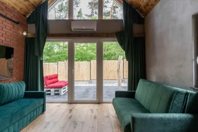 Jakie zasłony do zielonej kanapy - najlepsze kolory i style dla Twojego wnętrza