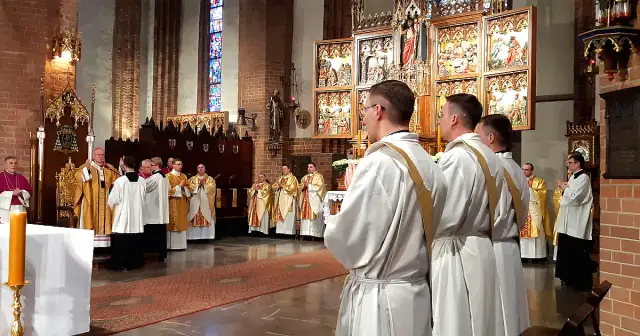 Czy diakon to ksiądz? Poznaj kluczowe różnice i obowiązki