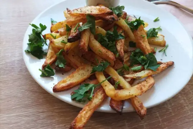 Czy we frytkownicy beztłuszczowej można zrobić frytki z surowych ziemniaków? Sprawdź, jak to zrobić!