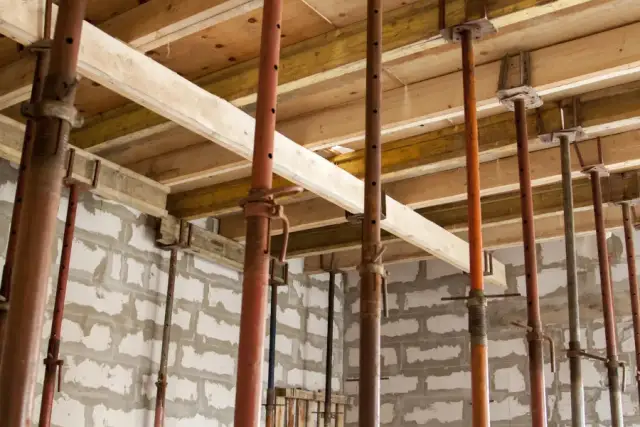 Po jakim czasie można rozszalować strop, aby zapewnić bezpieczeństwo?