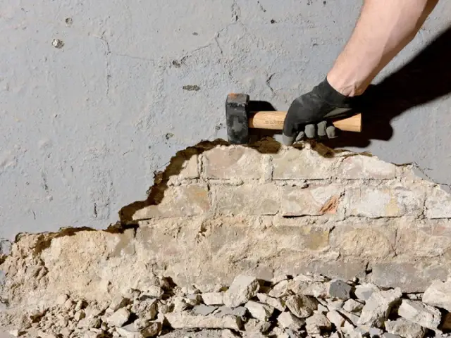 Jak zerwać tynk ze ściany? Proste metody i bezpieczeństwo pracy