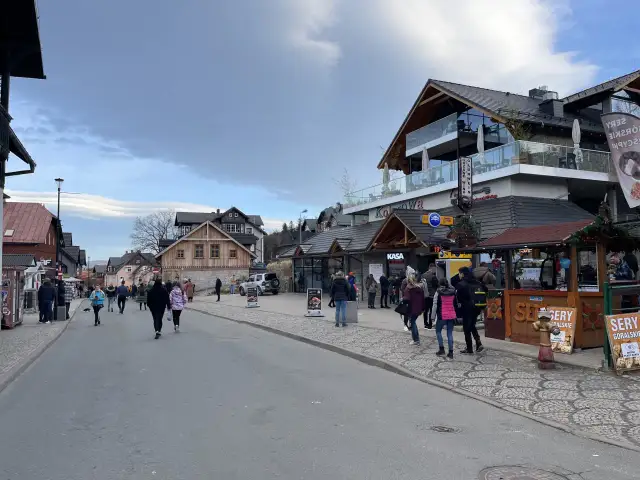 Gdzie zjeść w Karpaczu? Sprawdź najlepsze restauracje i lokalne smaki!