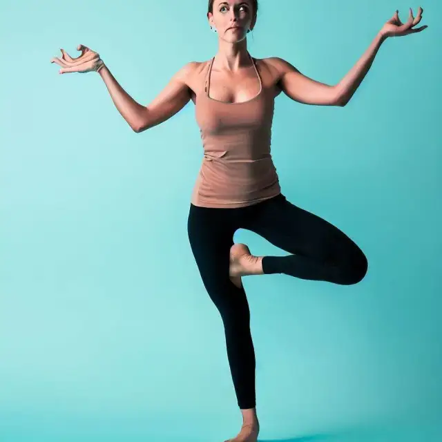 Korzyści pozycji drzewa w jodze: jak poprawić równowagę i wzmocnić mięśnie