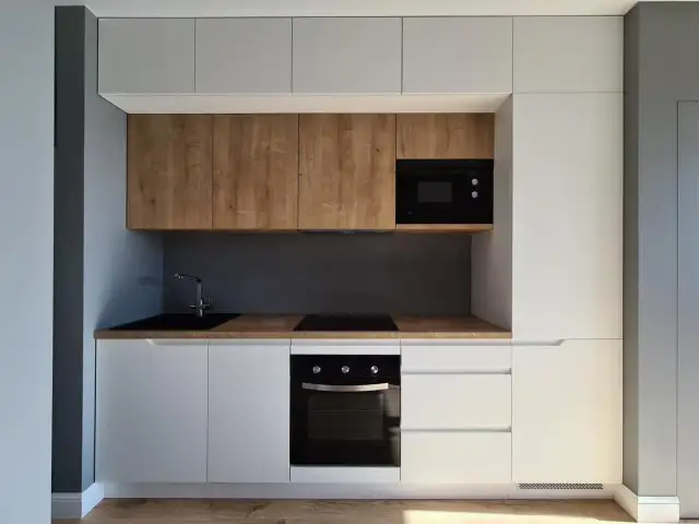 Jak urządzić małą kuchnię: 7 sprytnych trików na ograniczoną przestrzeń