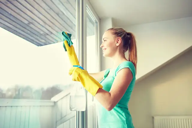 Czym myć okna bez smug? Sprawdzone metody na idealnie czyste szyby