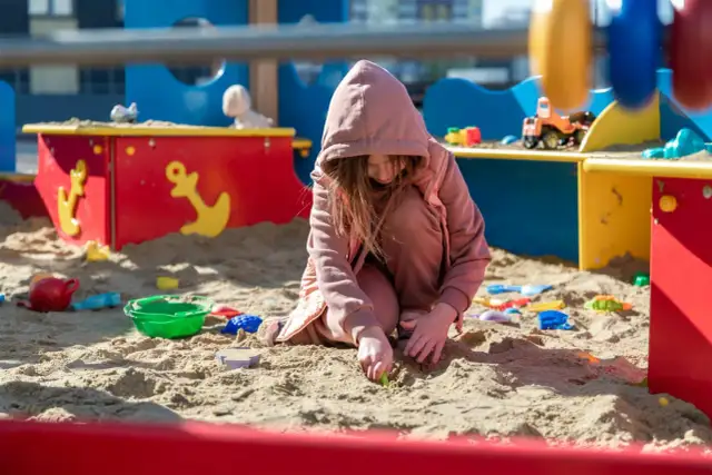 Bezpieczeństwo na placu zabaw – jak wybrać odpowiednią piaskownicę dla przedszkola