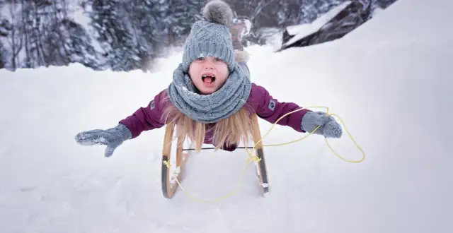 Gdzie na sanki z dzieckiem w górach? Odkryj idealne miejsca do zabawy