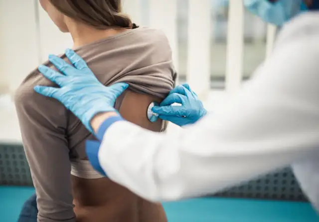 Skąd się bierze woda w płucach i jak uniknąć poważnych problemów?