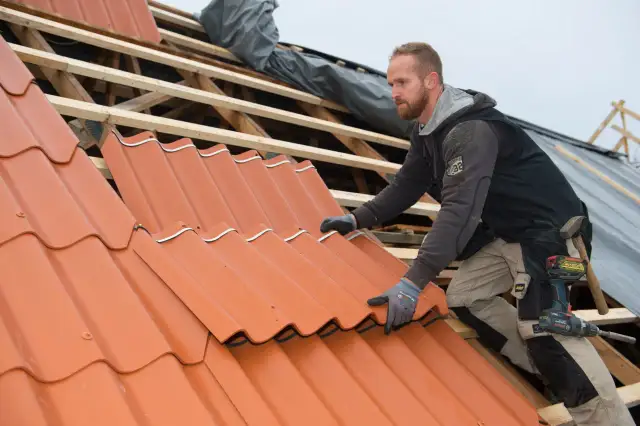 Krok po kroku jak wymienić dachówkę samodzielnie - instrukcja dla majsterkowicza