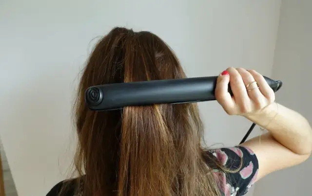 Jak prostować włosy prostownicą: unikaj najczęstszych błędów
