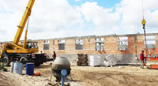 Koszt budowy chlewni: jakie wydatki warto uwzględnić i jak je oszacować?