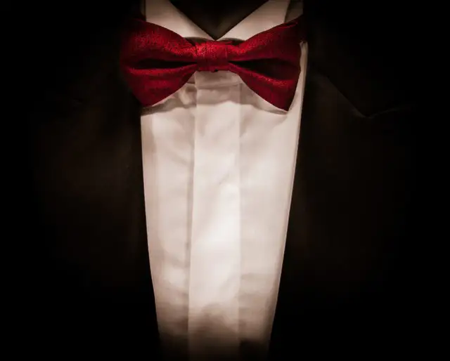 Mucha czy krawat na wesele – który wybór lepszy dla Twojej stylizacji?