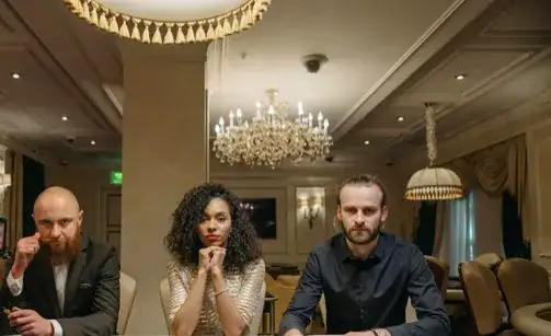 Cienie Reflektorów: Ukryte Dramaty Za Publicznymi Wizerunkami