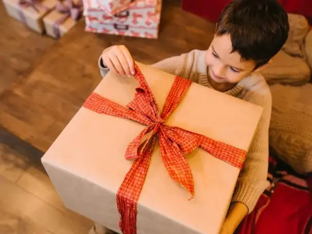 Jak zapakować duży prezent w papier i zaskoczyć bliskich wyjątkowym stylem