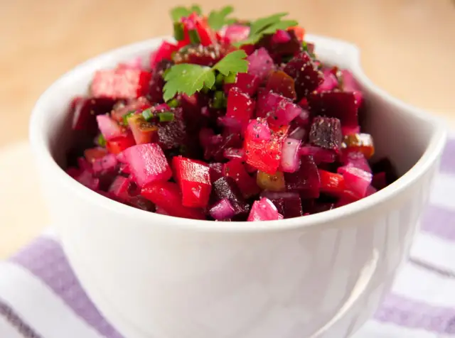 Co dodać do sałatki jarzynowej, aby zaskoczyć gości smakiem