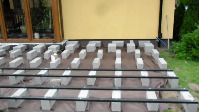 Taras na bloczkach betonowych czy słupach: co wybrać dla swojego ogrodu?