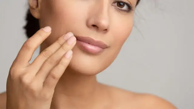 Jak powiększyć usta kwasem hialuronowym: metody, efekty i koszty