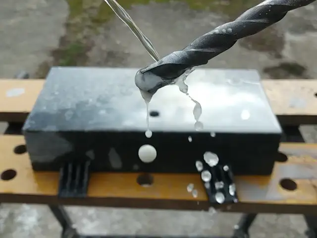 Czym chłodzić wiertło, aby uniknąć przegrzania i uszkodzeń?