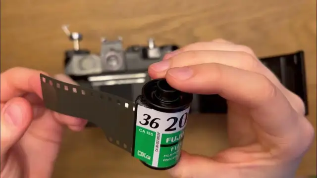 Jak włożyć kliszę do aparatu: 7 kroków dla początkujących